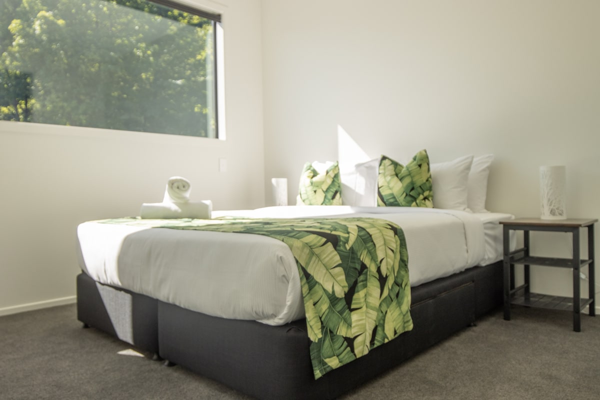 1 split king bed, could be 2 long singles or 1 king bed. Has an ensuite with own bathroom - including toilet and shower. Large wardrobe with plenty of shelving. 2 under-bed drawers. Window looks towards Queenstown Skyline Gondola.