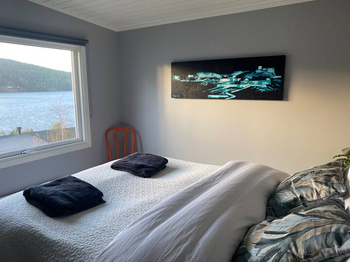 سرير مزدوج في الملحق مع إطلالة على الماء