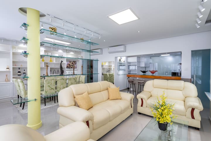 Espaçoso Apartamento com 4 Quartos no Leblon