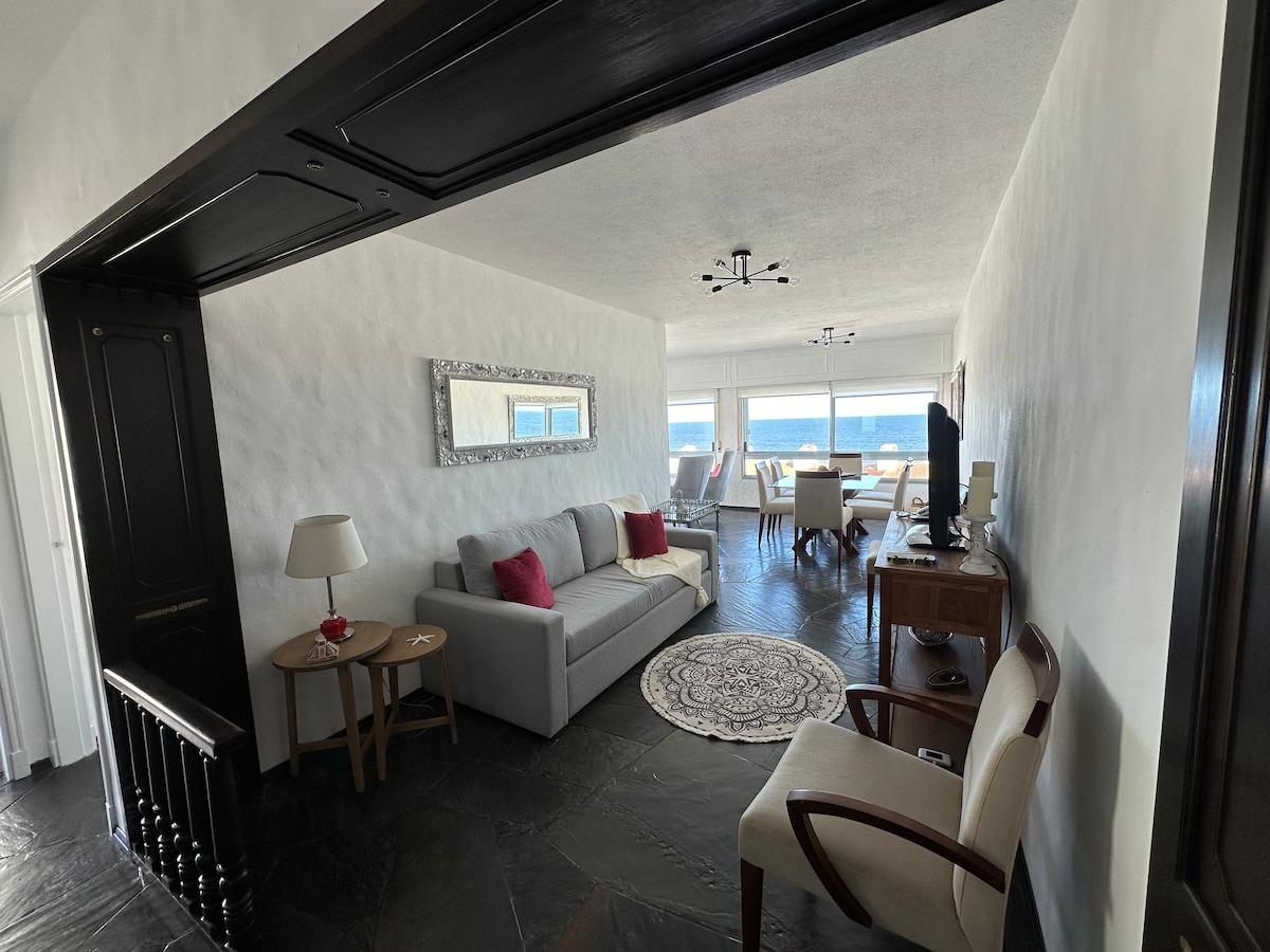 Ფართო მისაღები ოთახი, L en შესანიშნავი ხედით პლაია ბრავაზე, დედოსზე, ისლა-დე-ლობოსზე. სუპერ ნათელი.
