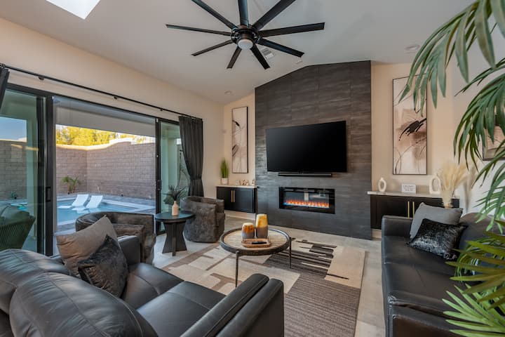 Luxury Oasis: Pool & Spa, Game Room, Rv Garage - Lake Havasu City, AZ