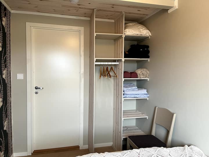 שטח אחסון, חדר שינה בקומה הראשונה,