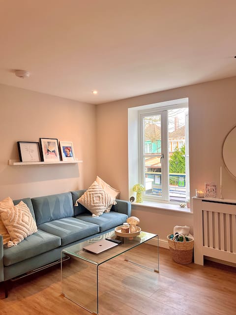 Top performing Airbnb: Newly Renovated, Elegant Flat in Redland