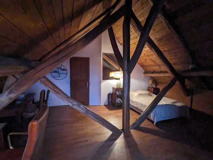 เตียงคู่ขนาด 140x190 ซม. หน้าต่างมองเห็นสวนและนกเขา