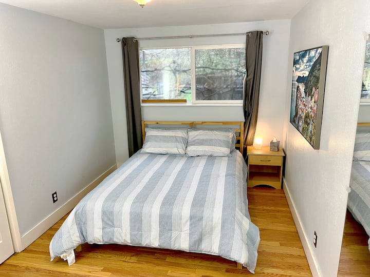 Втората спалня разполага с двойно легло, бюро и 2'x8' дрешник.