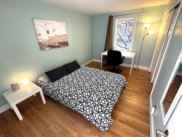 Третата спалня разполага с двойно легло, бюро и килер с размери 2'x 8 '.