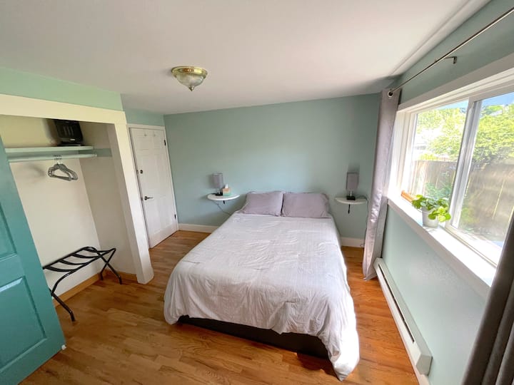 Основната спалня разполага с двойно легло с шест чекмеджета за съхранение и килер с размери 2 x 8. Самостоятелната баня е свързана със задния двор и хидромасажната вана.