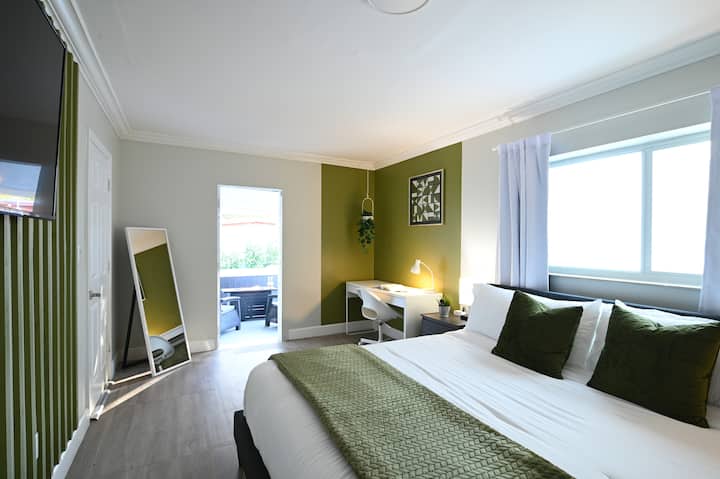 Განიტვირთეთ მწვანე საძინებელში დიდი ზომის საწოლით, ცალკე სააბაზანოთი და მყუდრო სამუშაო სივრცით. Ბუნებრივი სინათლე და დამამშვიდებელი ტონები იდეალური ადგილია განტვირთვისა თუ დამუხტვისთვის.