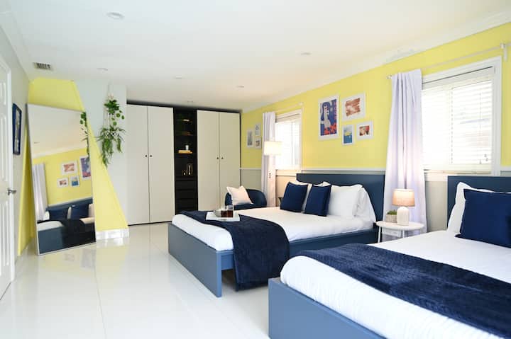 Ნათელი და მხიარული საძინებელი ორი ორადგილიანი საწოლით, ფერადი დეკორით, დიდი სარკით, ფართო კარადებითა და ჭკვიანი ტელევიზორით მყუდრო ღამეებისთვის.