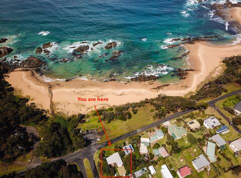 Cosy beachhouse steps from the sand