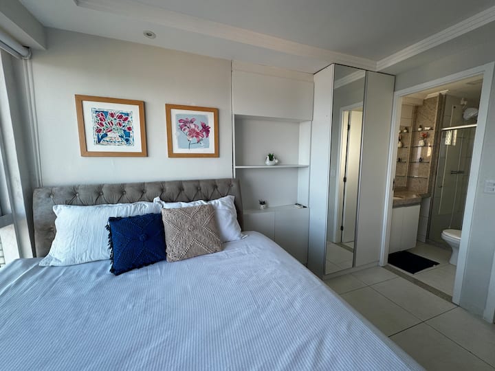 Apartmán v izbe
S množstvom skriniek na pohodlný pobyt 
Naša vynikajúca manželská posteľ Super King 
Užite si meditáciu a užívajte si krásny východ slnka !