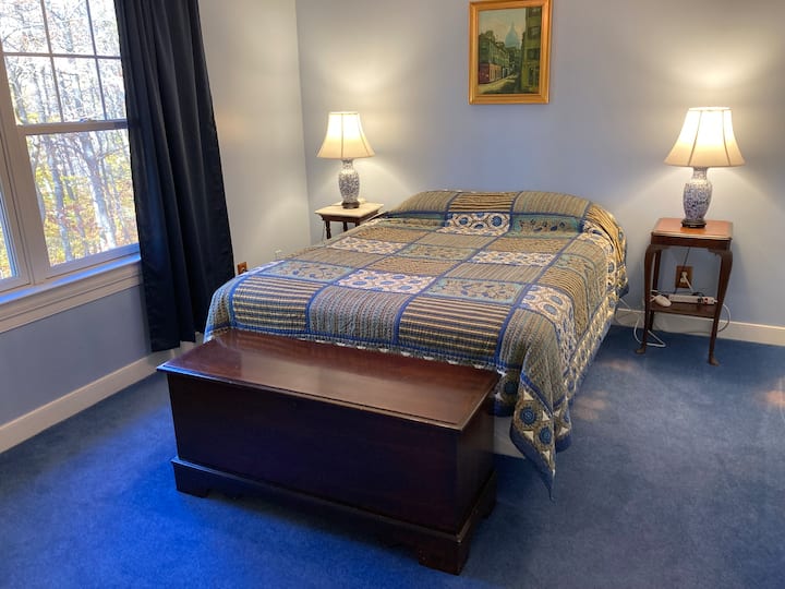 BR No. 2, con cama tamaño queen.