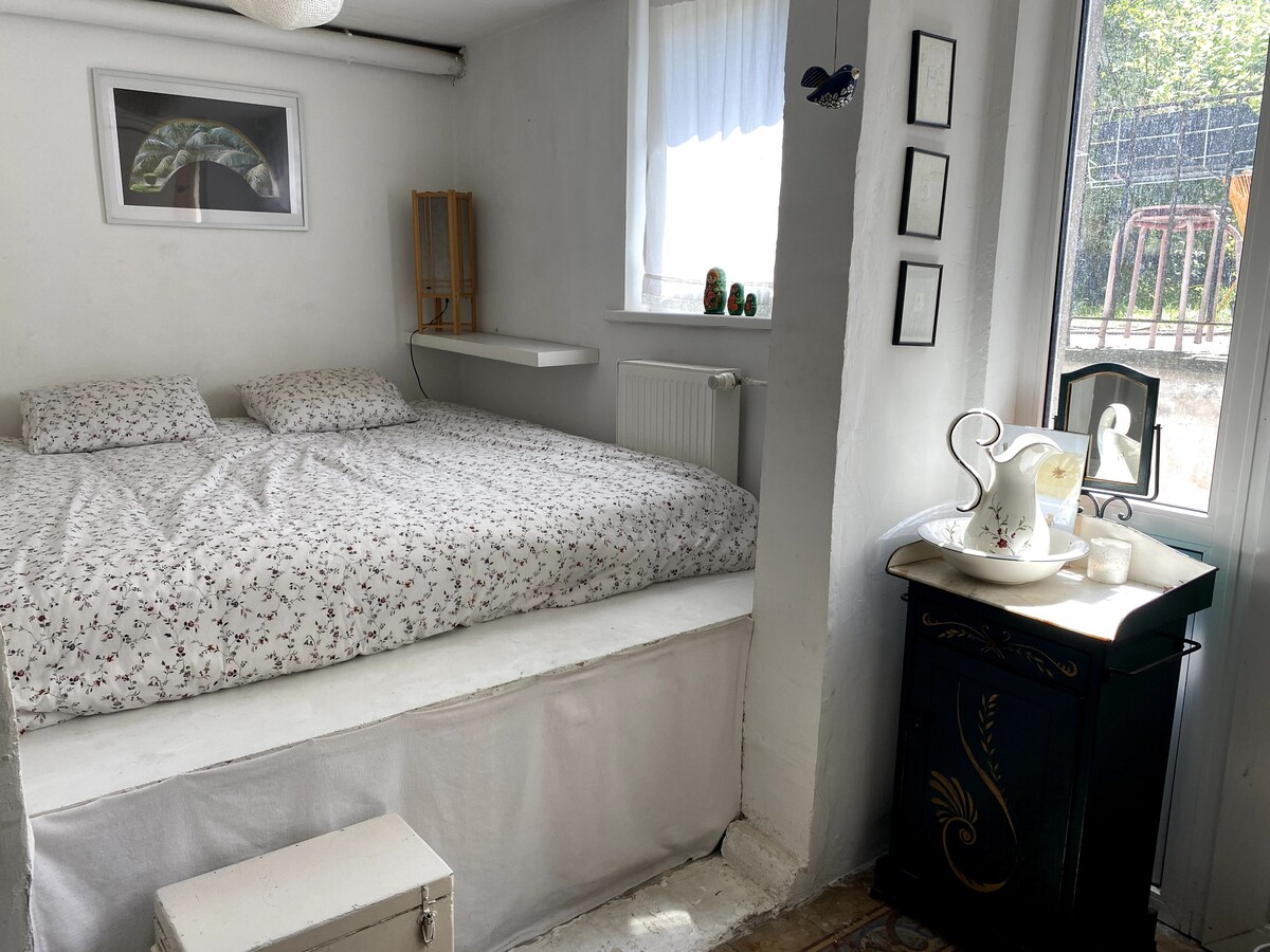 غرفة نوم مزدوجة بجانب الحديقة