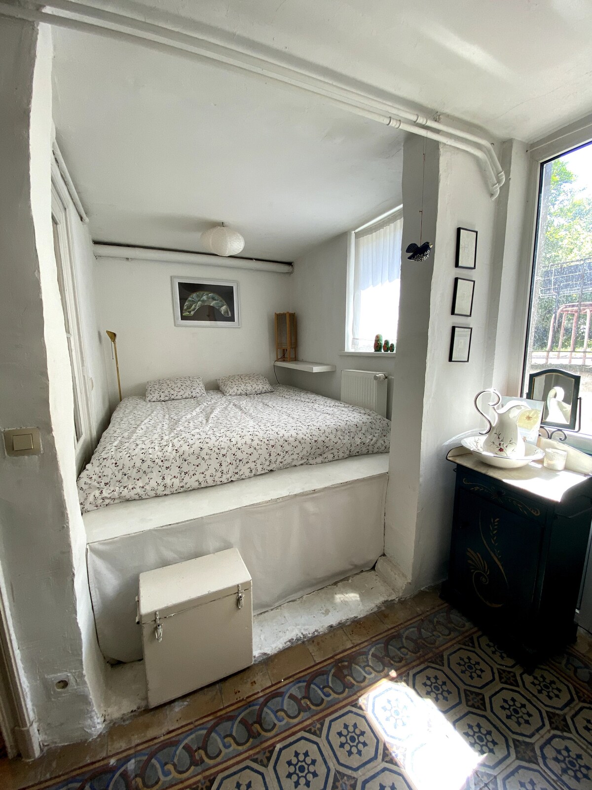 غرفة نوم مزدوجة بجانب الحديقة