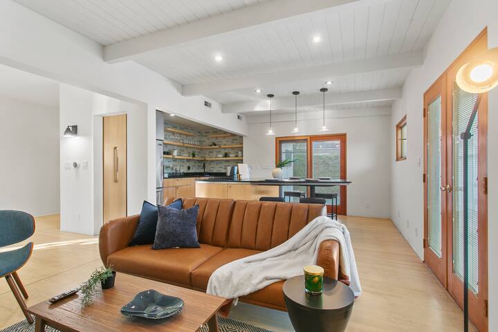 Midcentury Modern Gem with Orange Tree Haven! gallery image 2