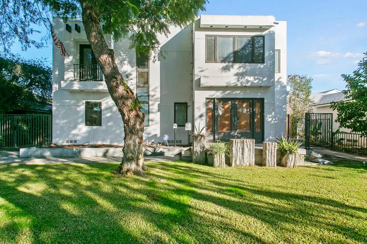 Midcentury Modern Gem with Orange Tree Haven! gallery image 5