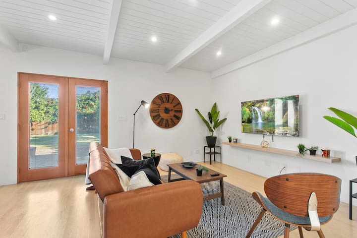 Midcentury Modern Gem with Orange Tree Haven! gallery image 3