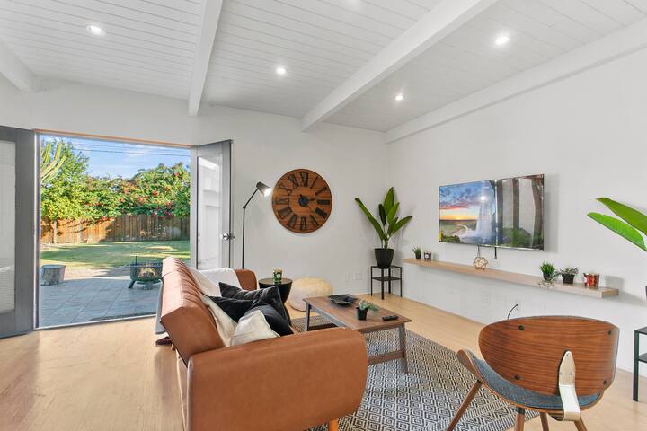 Midcentury Modern Gem with Orange Tree Haven! gallery image 4