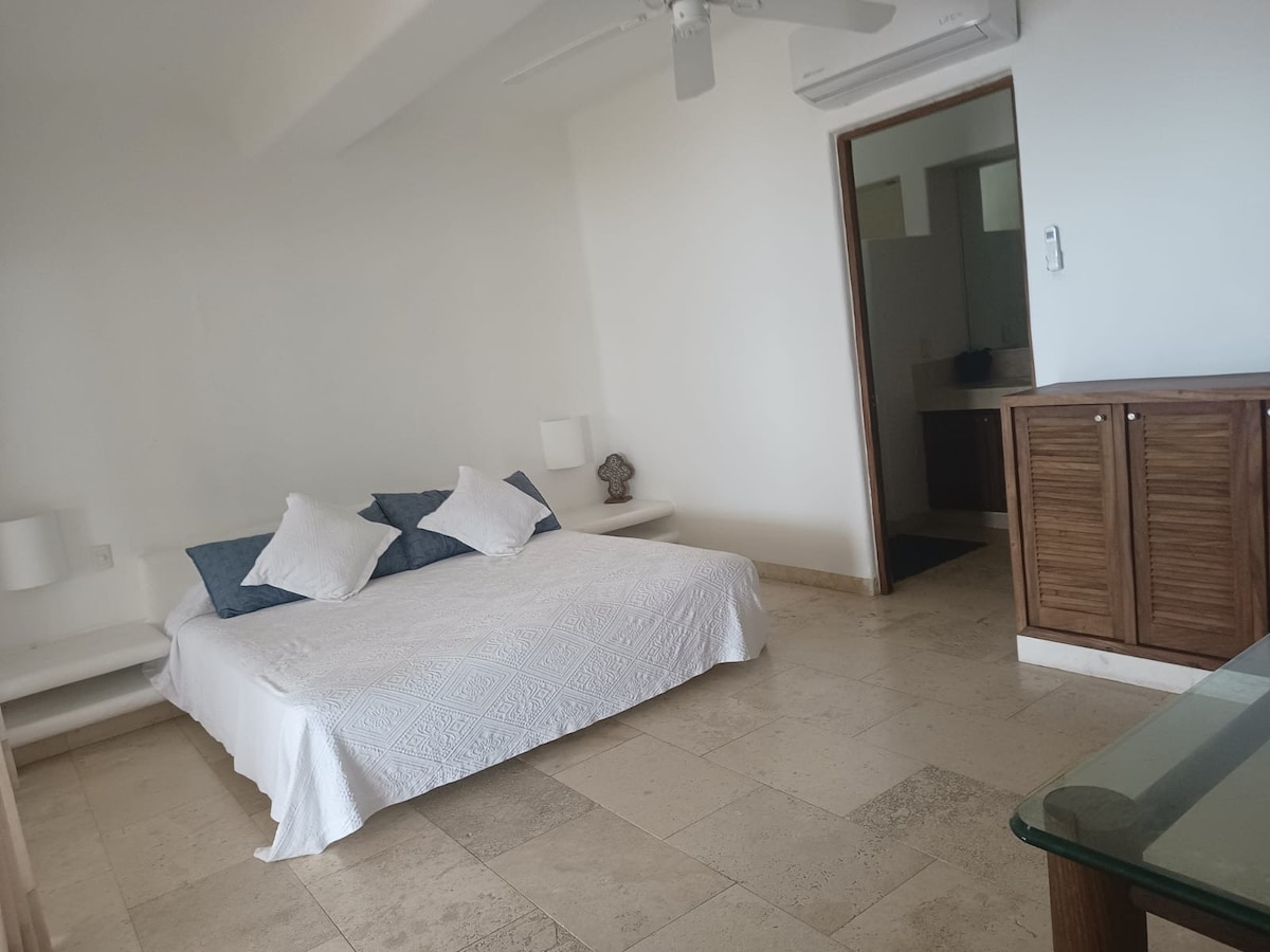 מיטת קינג סייז בחדר השינה הראשי