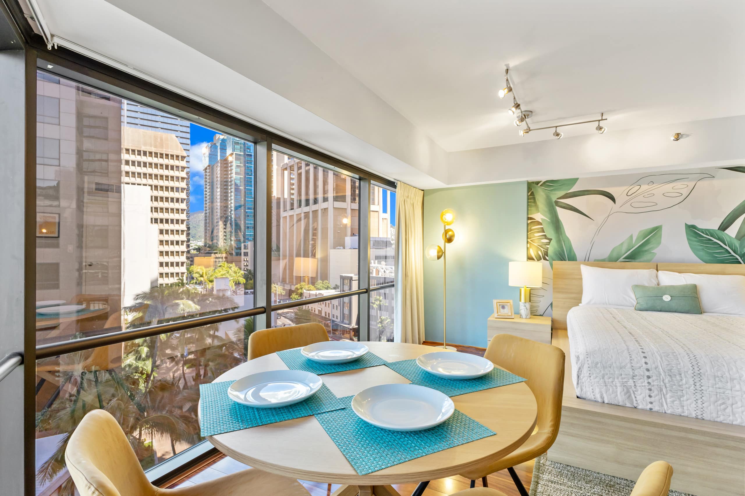 Free Parking! Chic 1BR in Central Downtown - Image 9