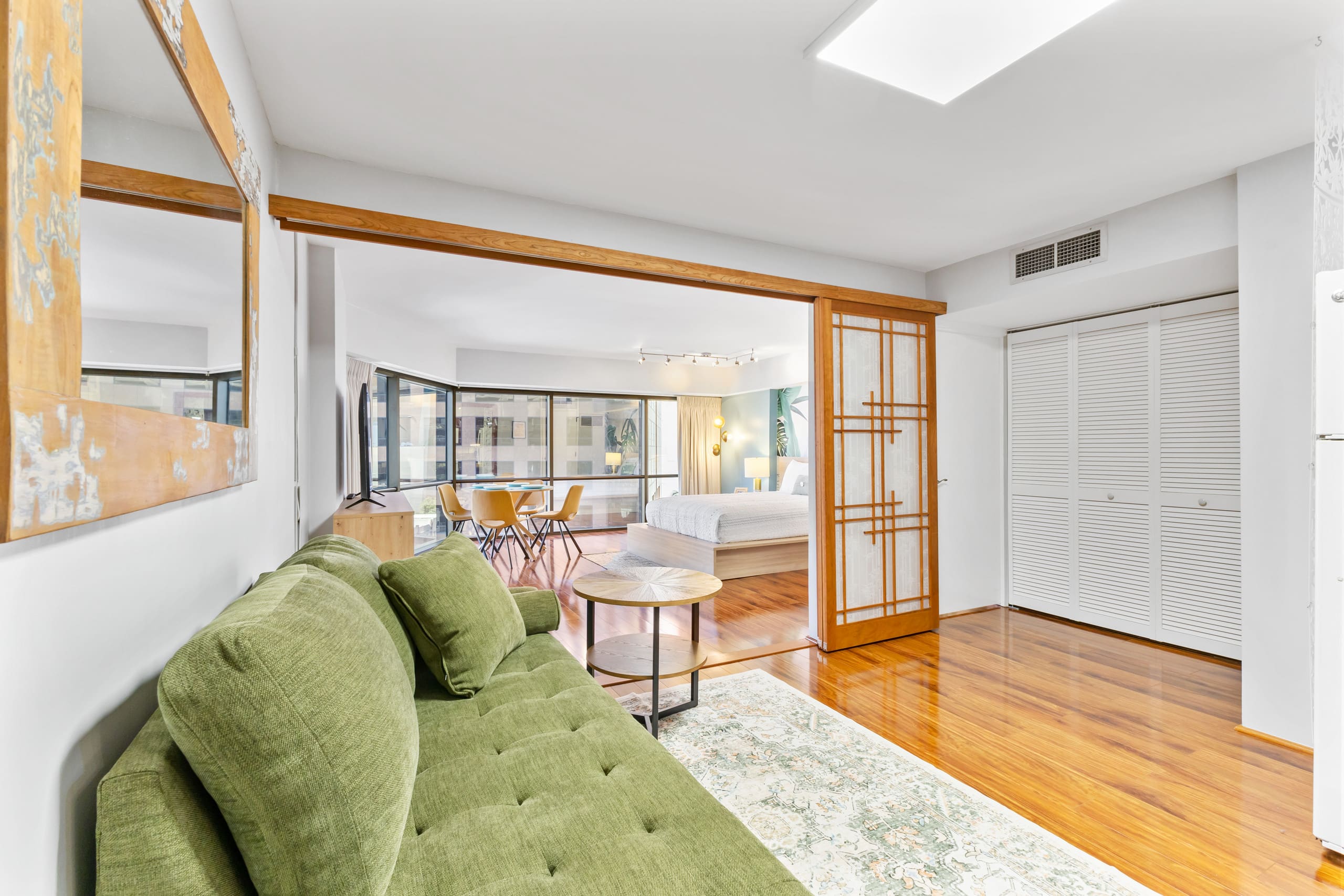 Free Parking! Chic 1BR in Central Downtown - Image 8