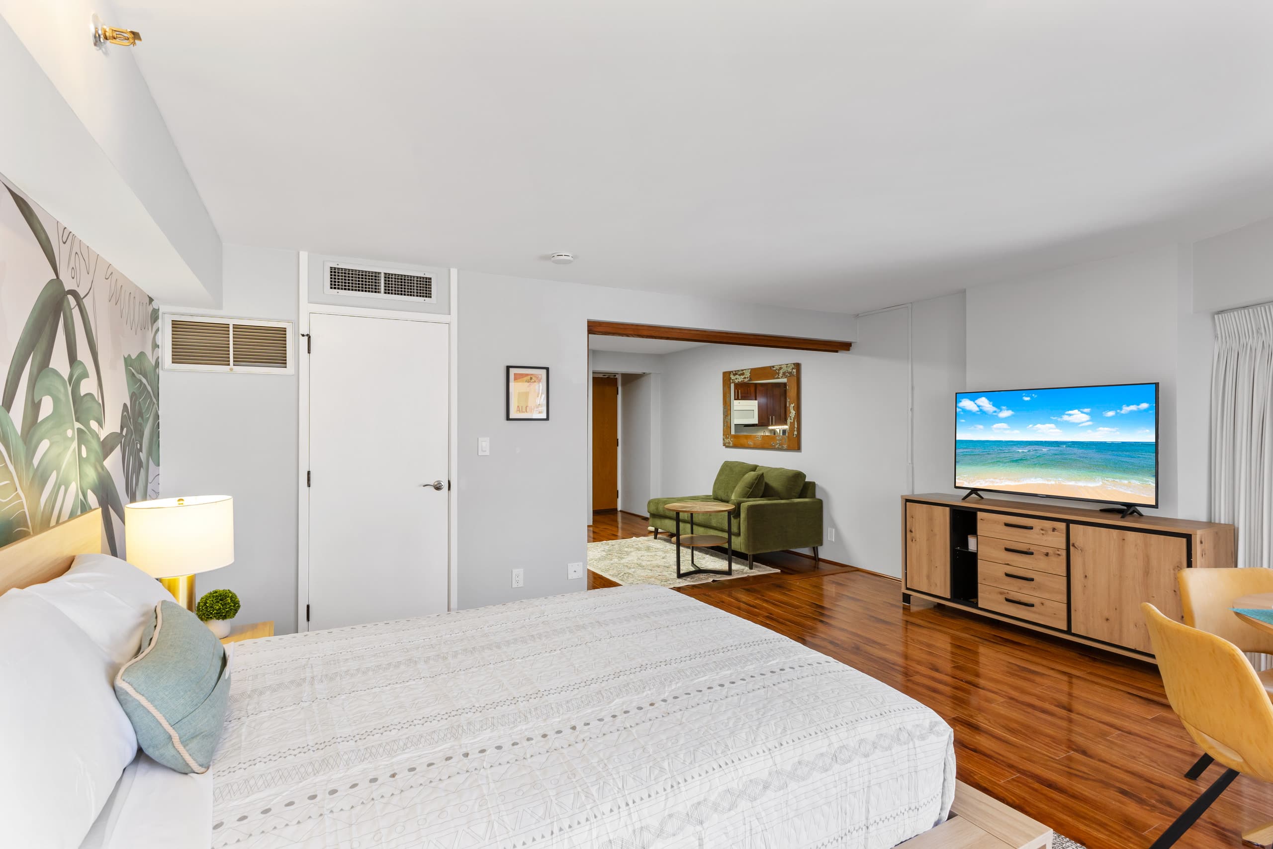 Free Parking! Chic 1BR in Central Downtown - Image 13