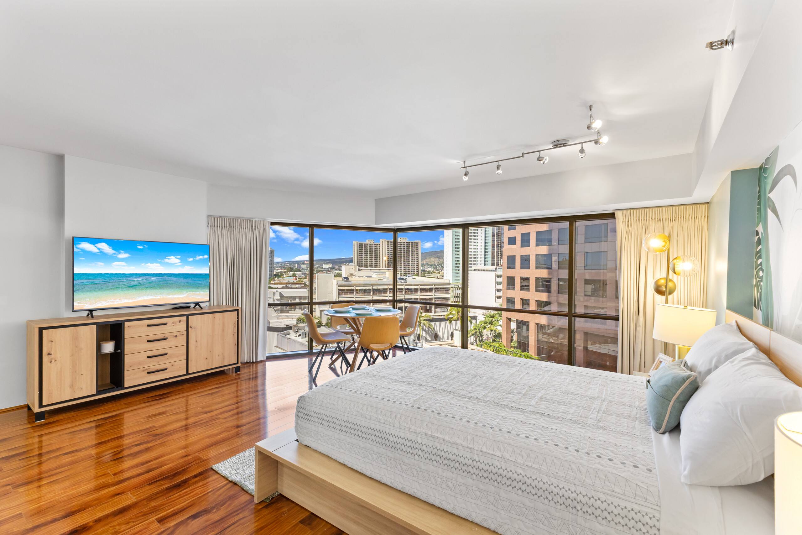 Free Parking! Chic 1BR in Central Downtown - Image 12