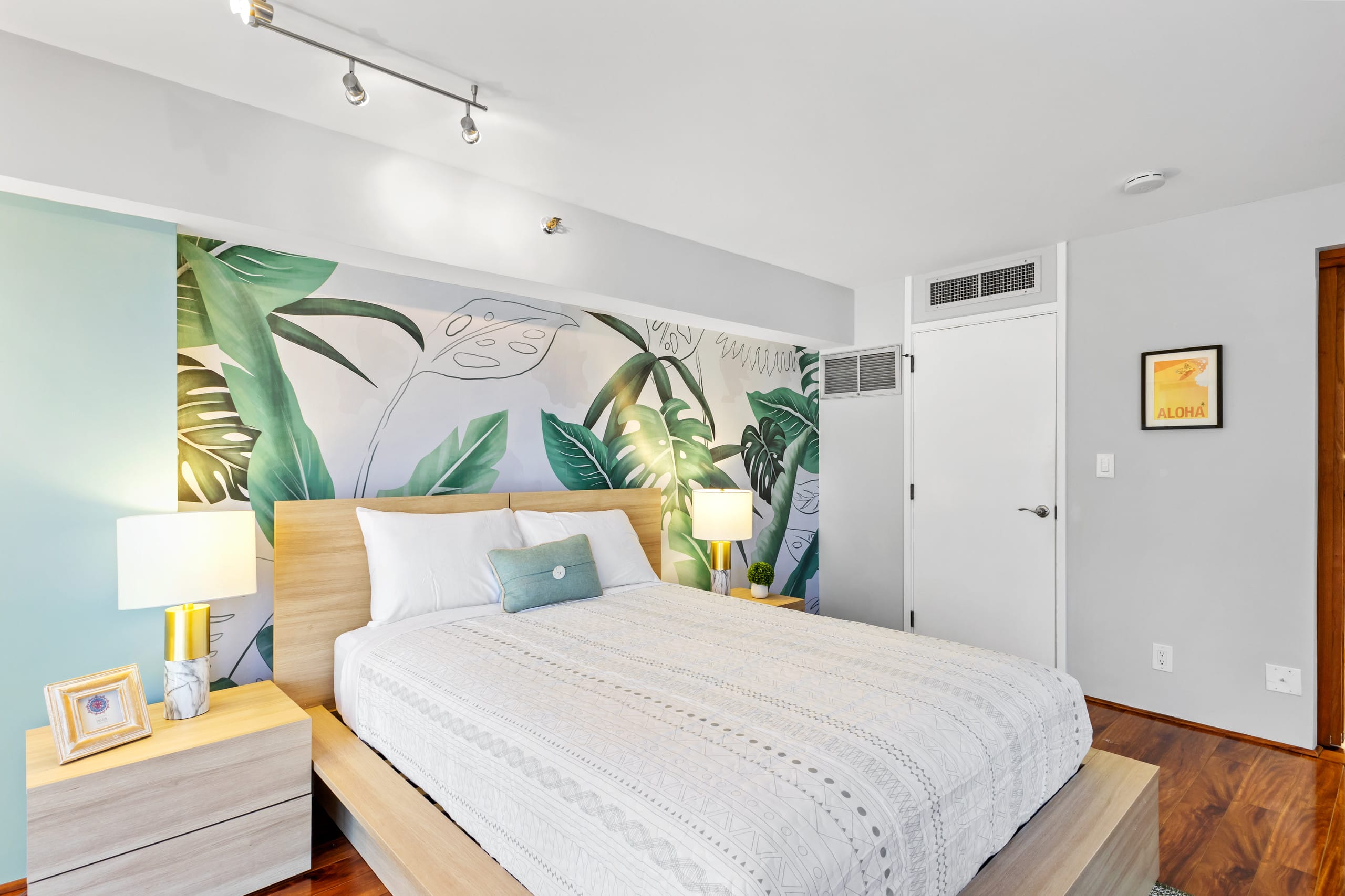 Free Parking! Chic 1BR in Central Downtown - Image 11