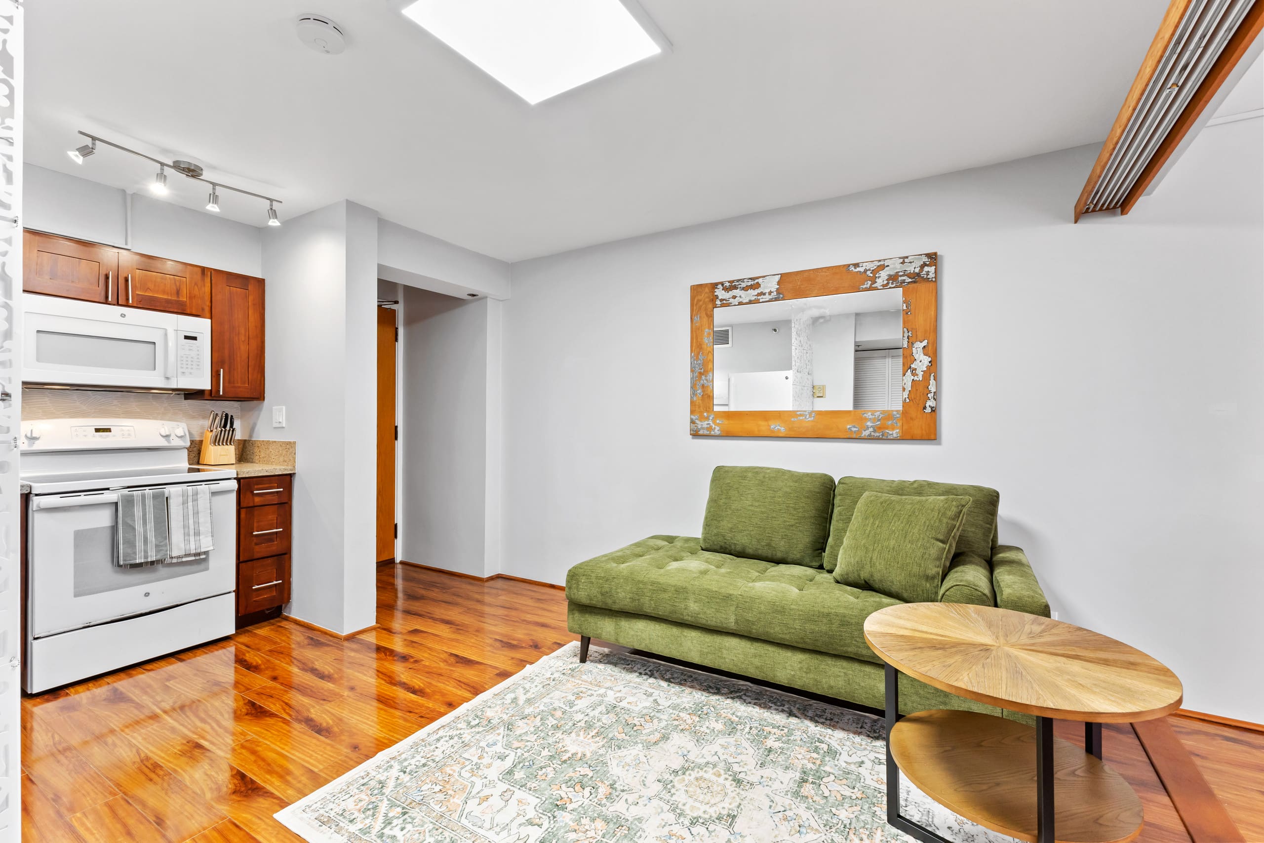 Free Parking! Chic 1BR in Central Downtown - Image 6