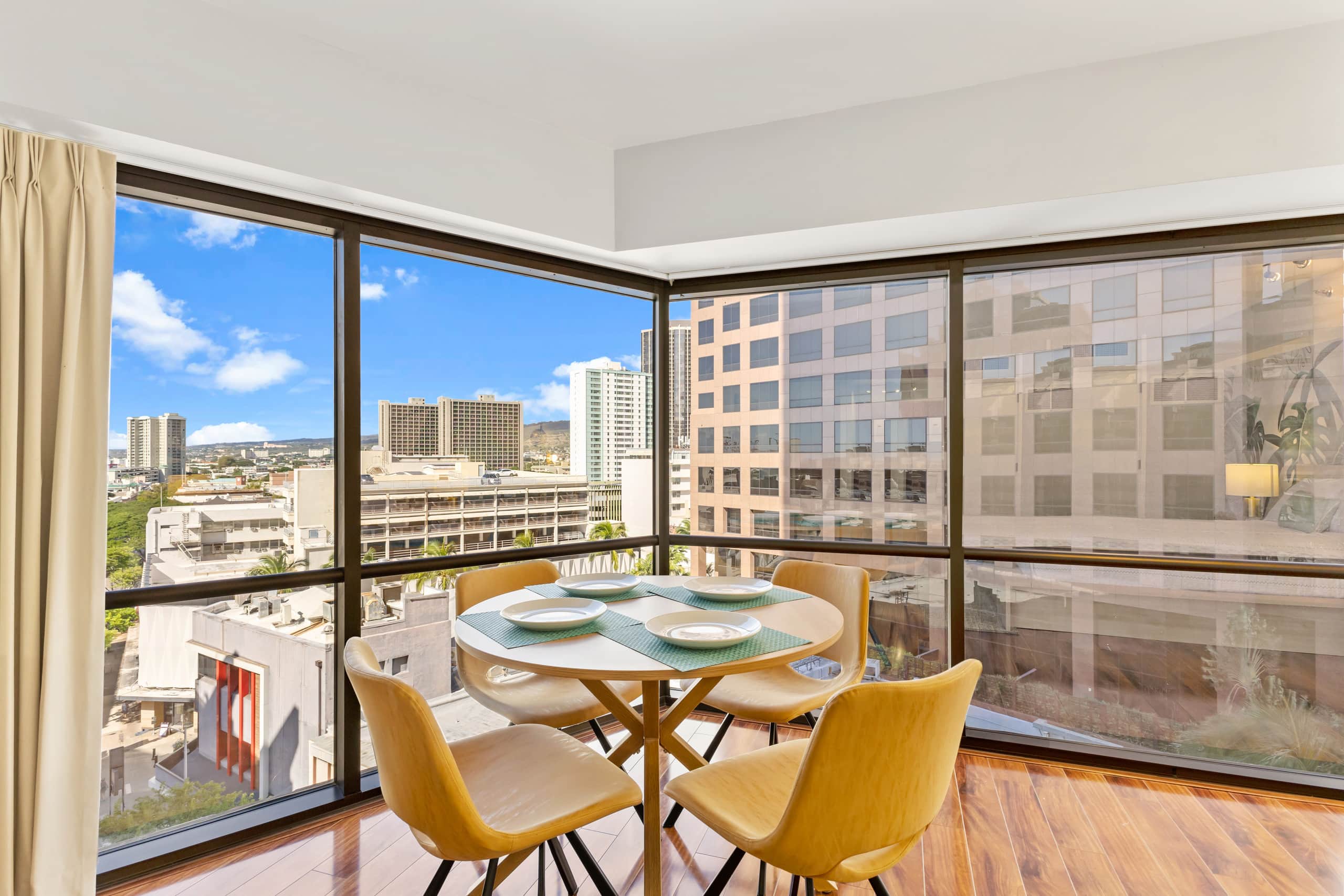 Free Parking! Chic 1BR in Central Downtown - Image 2