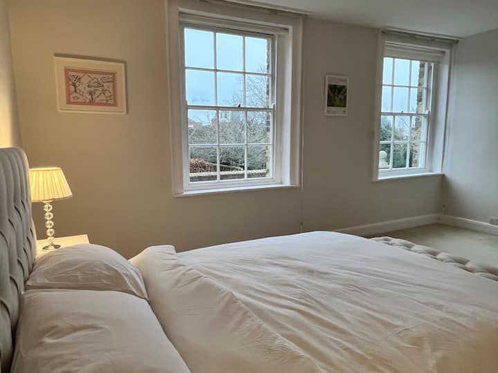 Ampia seconda camera da letto con arredi accoglienti e un'atmosfera tranquilla, con vista sui giardini della Lamb House e non solo per Winchelsea