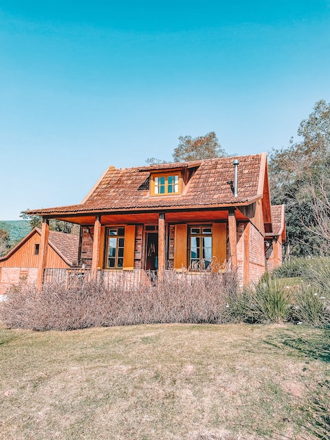 Yellow Cottage in Serra Gaúcha with breakfast