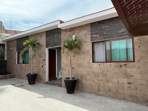 House with pool, near the airport