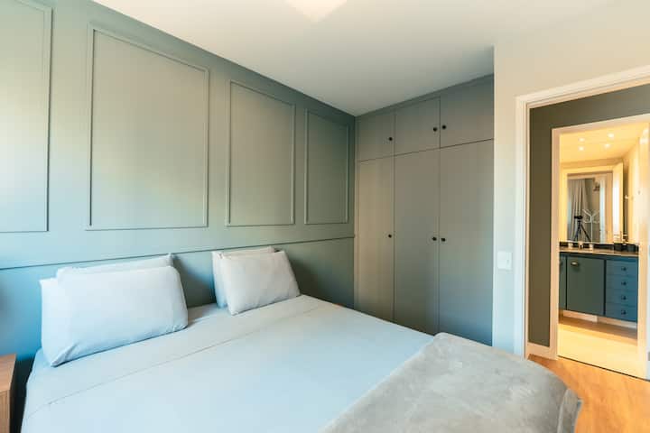 Quarto confortável e bem organizado, com ambiente tranquilo e iluminação suave. Ideal para noites de descanso revigorantes, oferecendo praticidade e bem-estar durante toda a estadia.