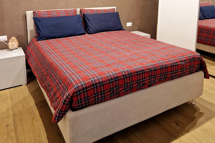 Dit is de kamer waar je verblijft, ingericht met nachtkastjes, USB type B en C stopcontacten en een wandkast waar je je spullen kunt opbergen