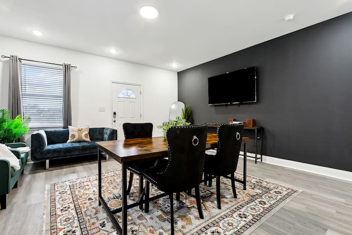 Grand 10-Bedroom Oasis in NOLA gallery image 2