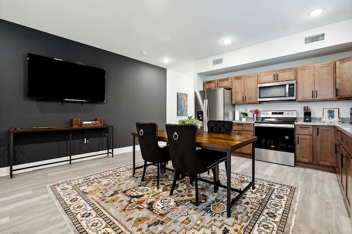 Grand 10-Bedroom Oasis in NOLA gallery image 4