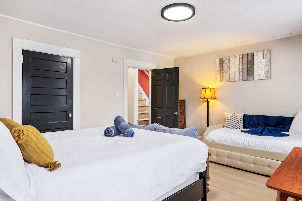 Спијте мирно во нашата удобна спална соба, со мека постелнина и смирувачка атмосфера!