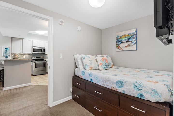 تحتوي غرفة نوم الأطفال على مرتبة إسفنجية كاملة أو مزدوجة الحجم على قاعدة مع أدراج كبيرة قابلة للسحب للتخزين. رائع للأطفال أو المراهقين أو الأزواج الذين يحبون الملاءمة المريحة.  تلفزيون ذكي مثبت على الحائط. حمام خاص مع دش زجاجي. 