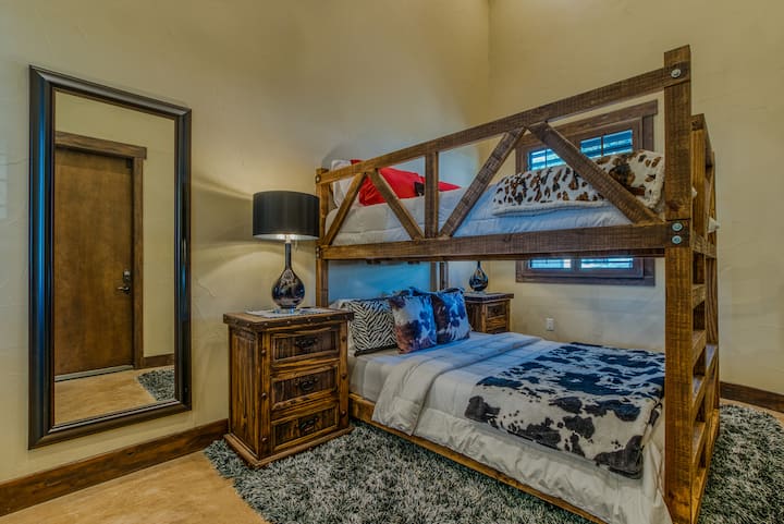 Menšia manželská posteľ nad menšími manželskými posteľami