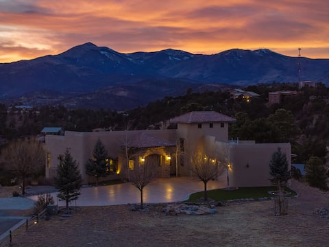 Private Pickleball/360 views/hot tub/pond stream