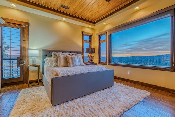 Hlavná spálňa s 1 manželskou posteľou s krbom, stropným ventilátorom, vlastnou terasou, úžasným výhľadom a vlastnou kúpeľňou. 