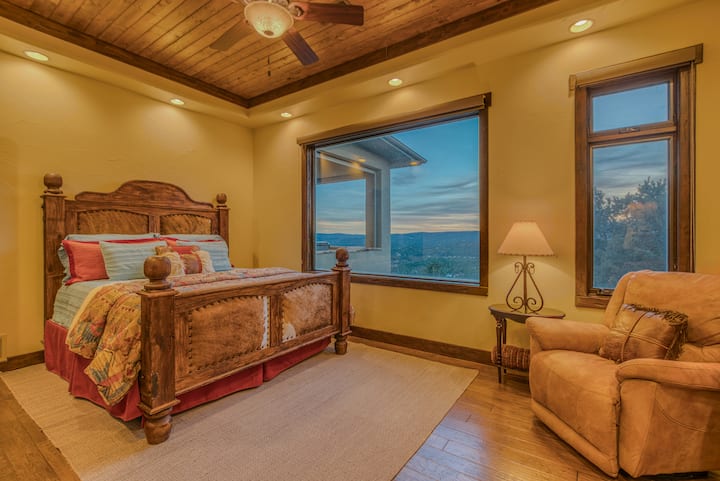 Hlavná spálňa č. 2 s manželskou posteľou, krbom, stropným ventilátorom, úžasným výhľadom a vlastnou spálňou. 
