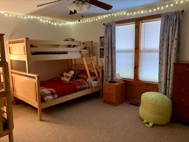 Vyumba hivi vinalala hadi 4.  Tafadhali kumbuka kuwa vitanda vya juu vya ghorofa ni kwa ajili ya watoto tu.  