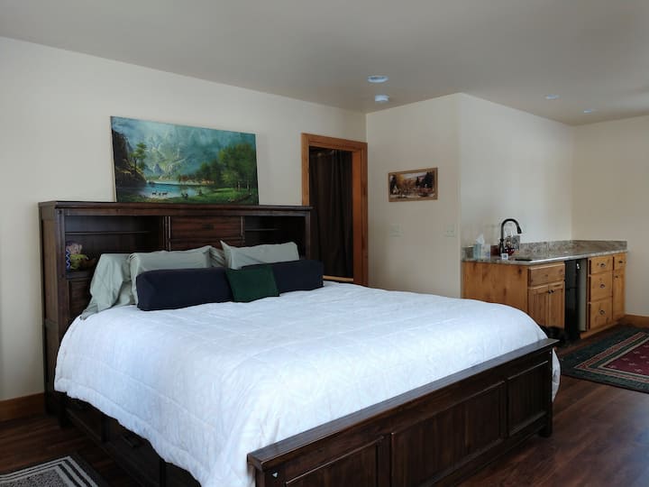 Crows Nest Suite: Above the laundry room you have the Crows Nest Suite with a full bathroom, mini kitchenet area and multiple views of the Swan Mountains and property pond. 