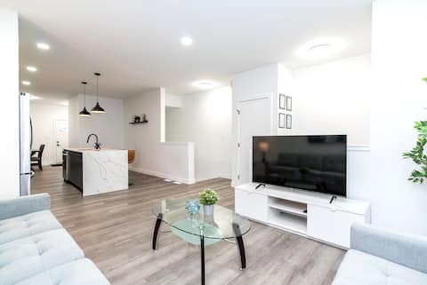 Top Airbnb: Brand New Home! Osborne, 3 Bed, 2.5 bath in Winnipeg
