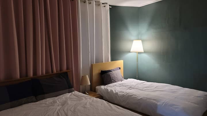 Chumba cha 2: Imefunguliwa kwa uwekaji nafasi wa watu wazima 5 au zaidi.