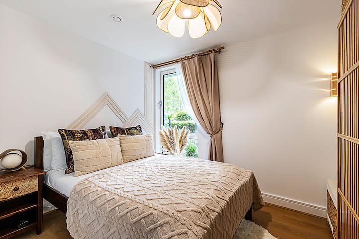 Spacious Green Terrace Apartment - Greenwich