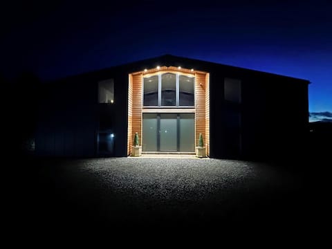 The Tranquil Barn Retreat - With Hot Tub