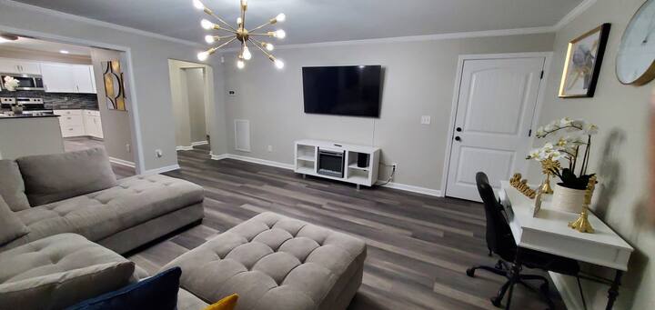  ห้องนั่งเล่นในอพาร์ทเมนท์ชั้นใต้ดินที่มีสไตล์และเพิ่งปรับปรุงใหม่ 